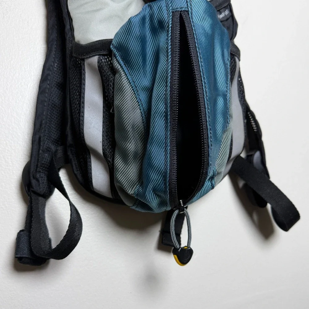 CamelBak‎ Rogue Hydration Pack Backpack Teal Silver Reflective Cycling Hiking